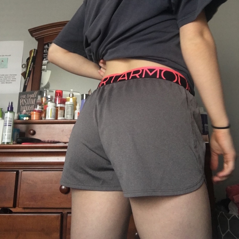 grey shorts